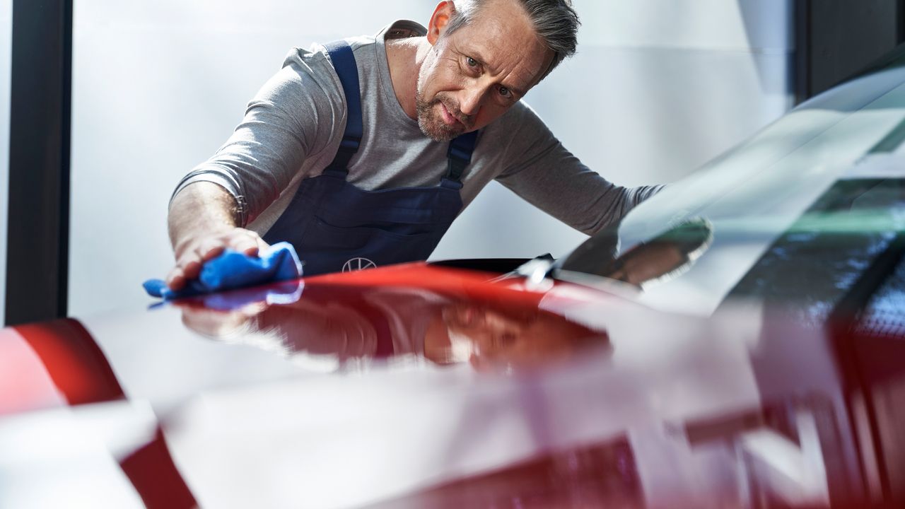 Volkswagen Techniker beim Polieren von Lack